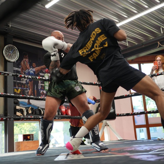 Twee sporters sparren in de eigen ring van Simson Gym