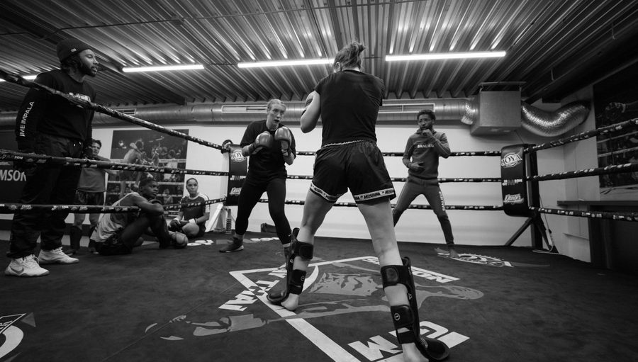 De trainingszaal van Simson Gym met sporters rond de ring
